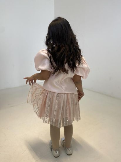 صورة طقم تيور وبلوزة لؤلؤية وفينكة كرستال وتنوره دانتيل فرنسي